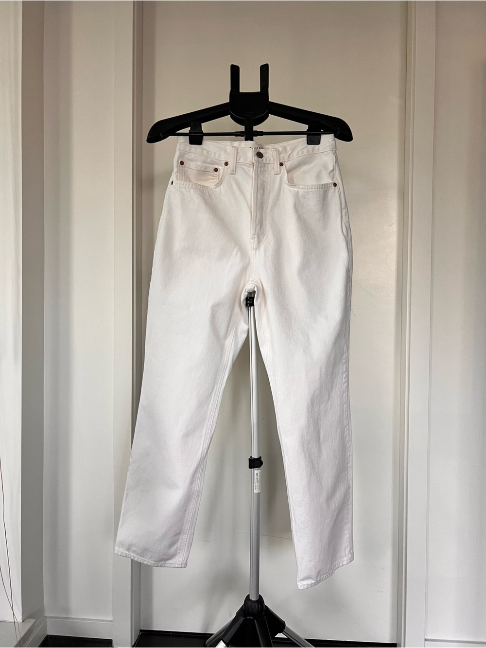Denim Forum White Straight Jeans with Branded Patch